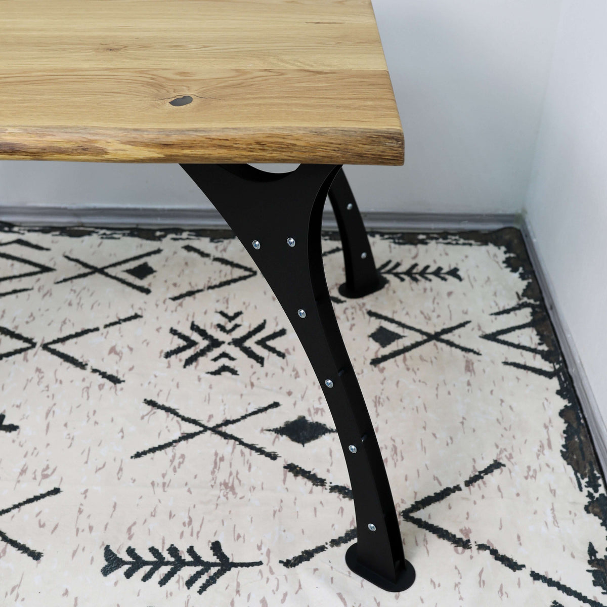 Curved Metal Table Legs Set for Dining and Coffee Tables - Metaloslav 