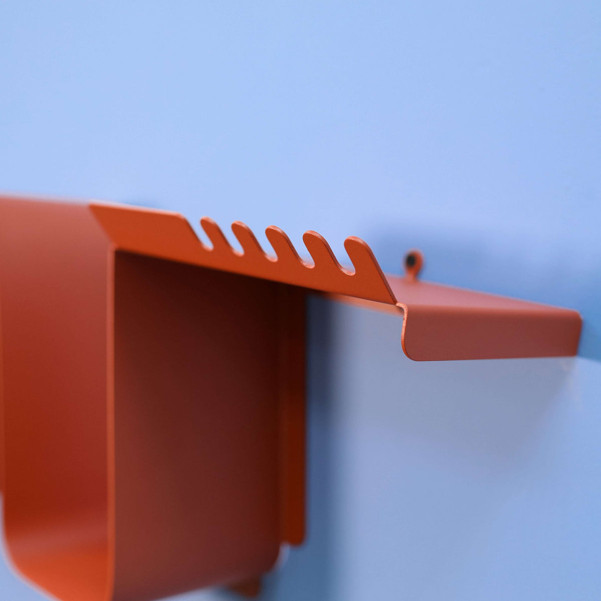 Metal Wall Shelf – Minimalist Wavy Steel Shelf for Contemporary Decor